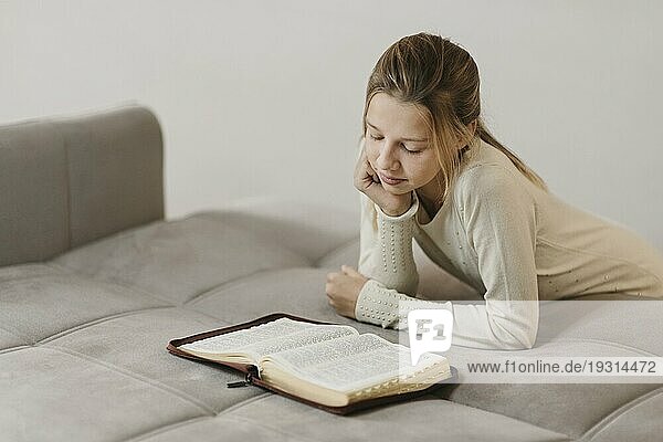 Mädchen studiert heiliges Buch