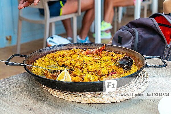 Mediterrane Paella  Reisgericht mit Meeresfrüchten an der Küste von Ibiza