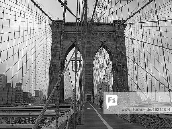 Brooklyn Bridge in schwarz-weiß  New York City