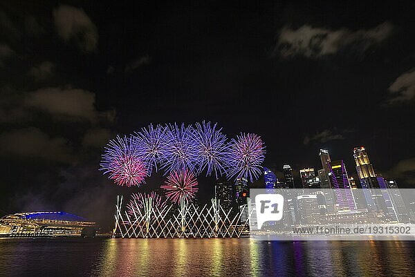 Singapur Feuerwerk Countdown Feier an der Marina Bay  buntes Neujahrsfeuerwerk