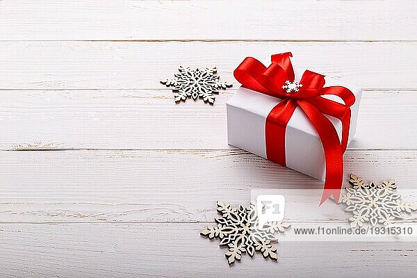 Weihnachten weißen Geschenkbox mit rotem Band rustikalen hölzernen Hintergrund.skandinavischen Stil selektiven Fokus