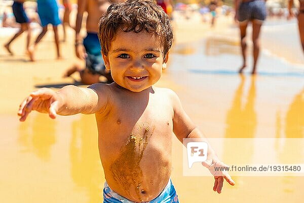 Junge spielt im Sand und hat Spaß  Praia do Barranco das Belharucas Strand  Albufeira  Algarve. Portugal