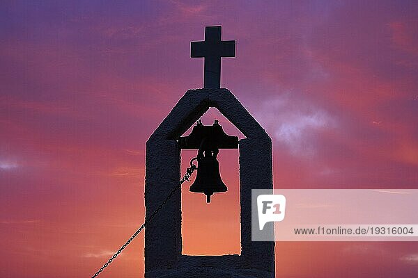 Silhoulette  Glockenturm mit Kreuz  nah  Morgendämmerung  rosafarbener Himmel  Halbinsel Gramvoussa  Provinz Chania  Kreta  Griechenland  Europa