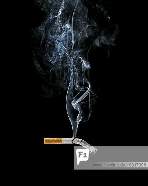 Eine rauchende Zigarette auf schwarzem Hintergrund