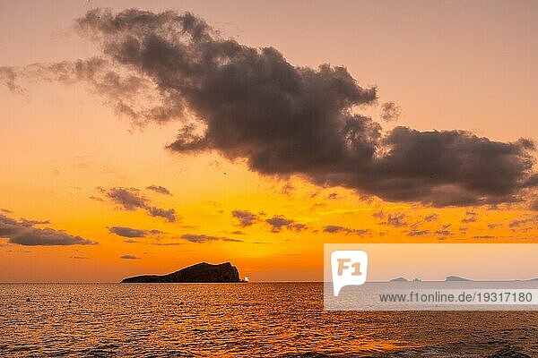 Schöner Sonnenuntergang am Strand Cala Comte auf Ibiza. Balearen