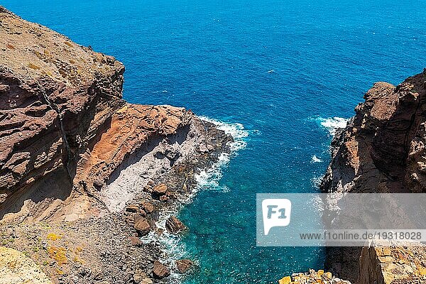 Strand und natürliche Bucht von Ponta de Sao Lourenco im Sommer  Madeira