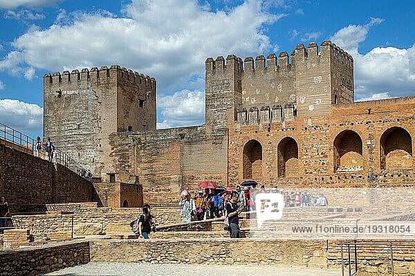 Granada  Spanien  26. Mai 2019: Touristengruppe vor dem berühmten Alhambrapalast  Europa