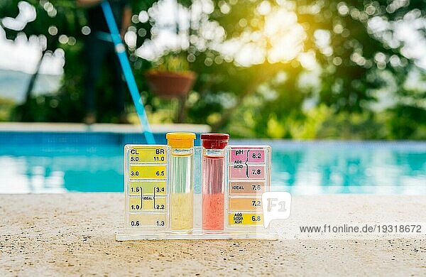 Tester Kit zur Messung von Chlor und pH Wert im Schwimmbad. Pool Wasser PH Tester Kit auf dem Rand des Schwimmbades