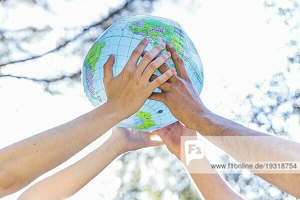 Hände halten aufblasbaren Globus