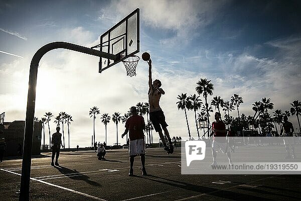 Öffentliche Basketballspiele im Venice Beach Recreation Center in Los Angeles  Kalifornien  LOS ANGELES  USA  Nordamerika