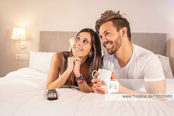 Ein verliebtes Paar auf dem Hotelbett im Schlafanzug  Lebensstil eines verliebten Paares
