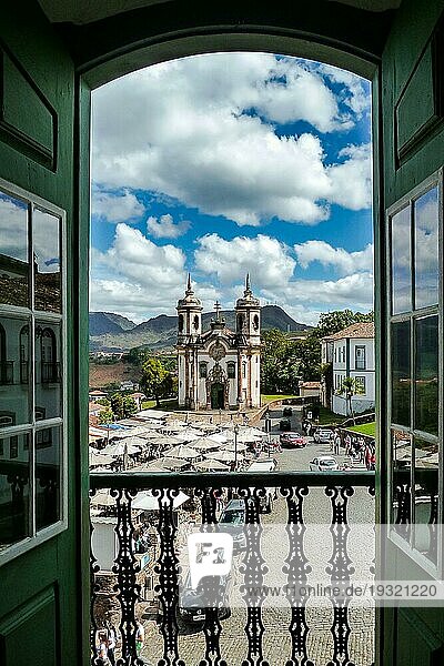 Blick auf die historische Barockkirche Igreja Sao Francisco de Assis von der gegenüberliegenden Galerie  Ouro Preto  UNE
