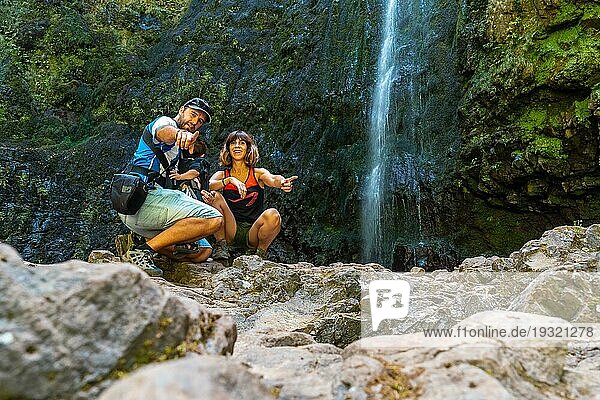 Eine Familie mit ihrem Kind im Sommer am Wasserfall in Levada do Caldeirao Verde  Queimadas  Madeira