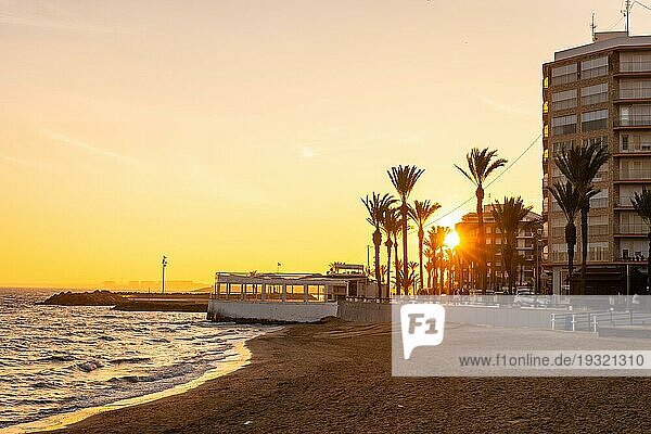 Schöner Sonnenuntergang am Playa del Cura in der Küstenstadt Torrevieja  Alicante  Valencianische Gemeinschaft. Spanien  Mittelmeer an der Costa Blanca