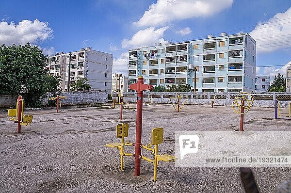 Emty Spielplatz und Wohnblocks in einem Wohngebiet in Trinidad  Das echte Kuba