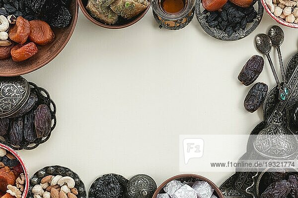 Orientalische Feiertage Dekoration mit Datteln Früchte Datteln lukum Nüsse weißem Hintergrund mit Raum Zentrum schriftlich Text