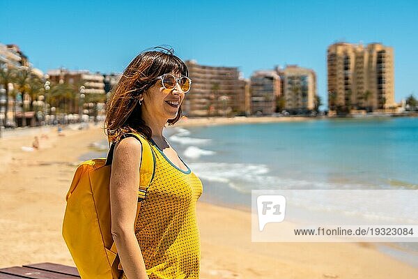 Ein junger ausländischer Tourist am Playa del Cura in der Küstenstadt Torrevieja  Alicante  Valencianische Gemeinschaft. Spanien  Mittelmeer
