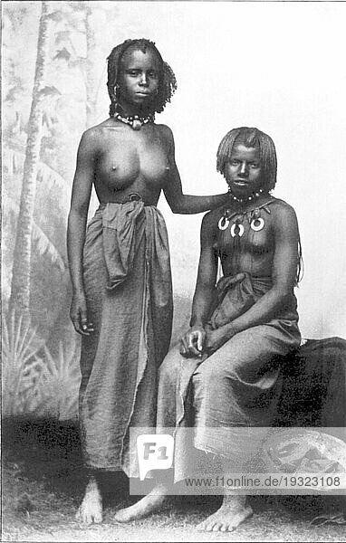 Zwei Mädchen aus dem französischen Sudan in typischer Kleidung  Französisch-Sudan war eine französische Kolonie in Westafrika  1920  Historisch  digital restaurierte Reproduktion von einer Vorlage aus der damaligen Zeit