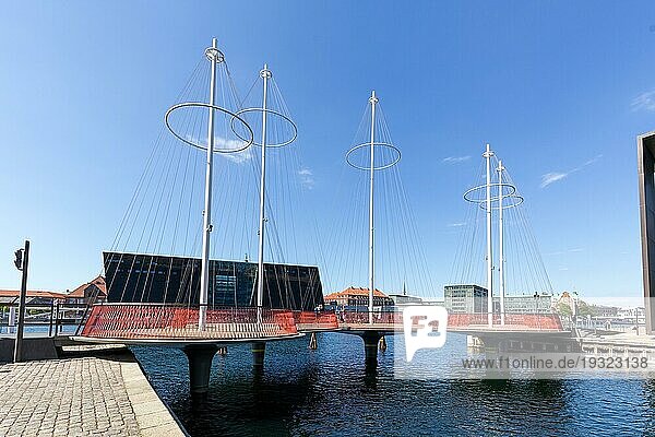 Kopenhagen  Dänemark  23. Mai 2018: Die moderne Circle Bridge  eine Fußgängerbrücke im Hafengebiet  Europa