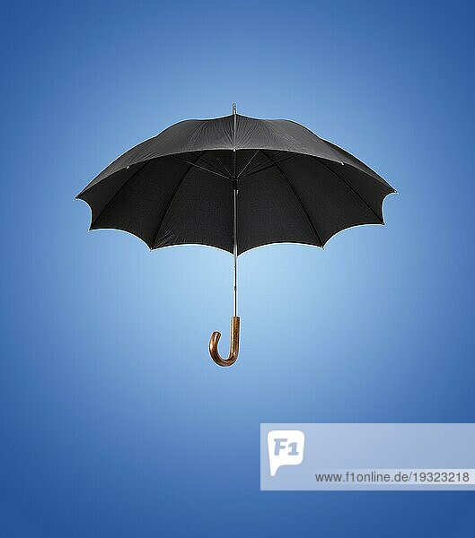 Alte schwarze Vintage Regenschirm gegen blaün Hintergrund
