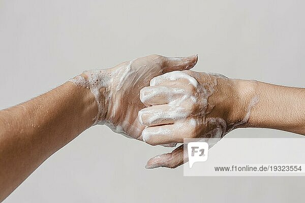 Hygienekonzept Händewaschen mit Seife Vorderansicht