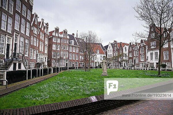 Alte niederländische Gebäude des Begijnhofs  umgeben von einem Park in Amsterdam  Niederlande  Europa