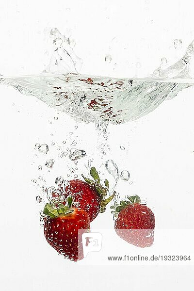 Vorderansicht Erdbeeren Wasser