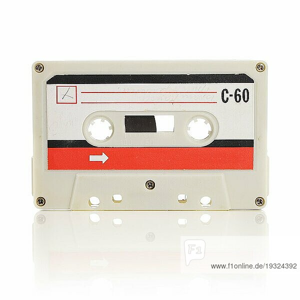 Altes Kompaktkassetten Tonband vor weißem Hintergrund mit natürlicher Reflexion