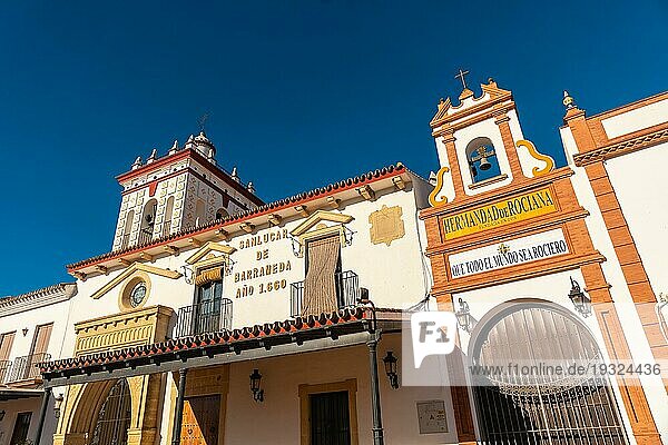 Weißes Gebäude der Bruderschaft in der Nähe des Heiligtums von El Rocio. Huelva