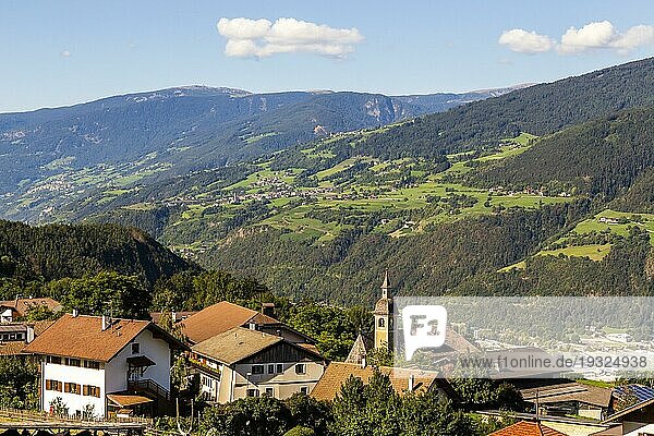 Dorf Klerant nahe Brixen in Südtirol  Italien  village Klerant near brixen in south tyrol  italy  Europa