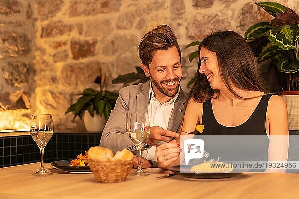 Lifestyle  ein junges europäisches Paar in einem Restaurant  die Spaß haben  Abendessen zusammen mit Lebensmitteln  Valentinstag feiern