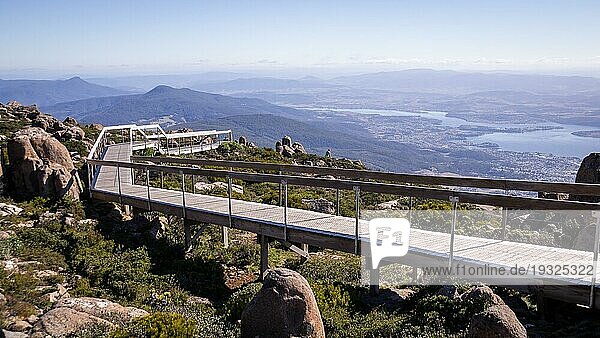 Spazierweg am Aussichtspunkt Mt. Wellington für Touristen mit Blick auf den Derwent River und die Stadt Hobart bei Tag  Tasmanien