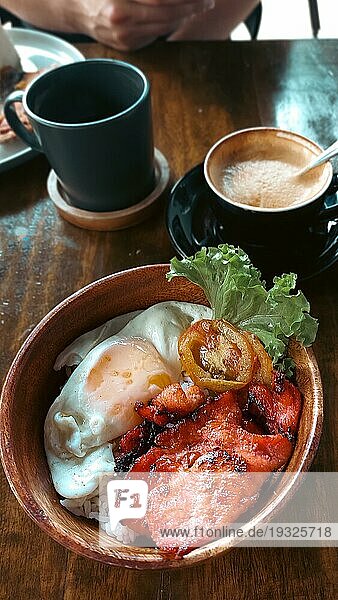 Schüssel Tocilog mit Kaffee  authentisches traditionelles philippinisches Frühstück