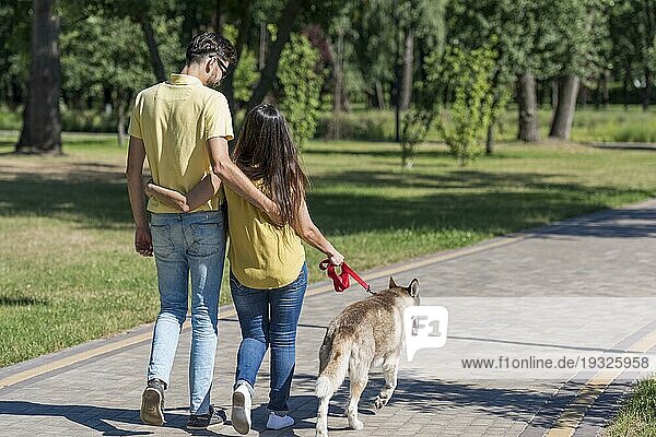 Mutter Vater Park Spaziergang mit Hund