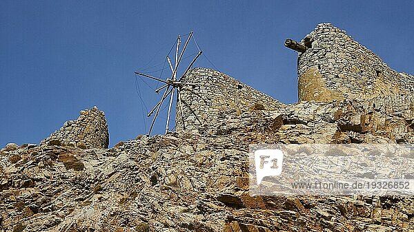 Drei Windmühlen  Ruinen  Felsen  blauer wolkenloser Himmel  Meronas-Pass  Lassithi-Hochebene  Provinz Lassithi  Kreta  Griechenland  Europa
