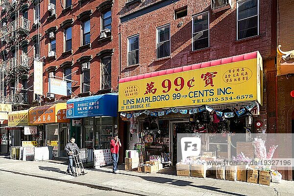 New York  Vereinigte Staaten von Amerika  11. November 2016: Menschen vor Geschäften im Stadtteil Chinatown in Manhattan  Nordamerika