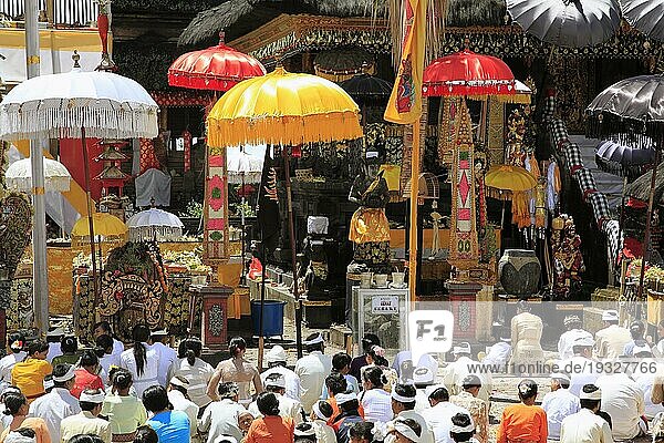 Fest in Tempel  vielen Menschen  bunten Schirme  Bali  Indonesien  Asien