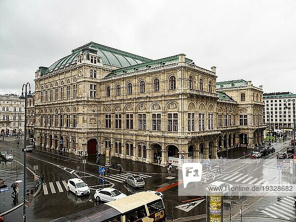 Die Wiener Staatsoper bei Regenwetter  Wien  Österreich  Europa