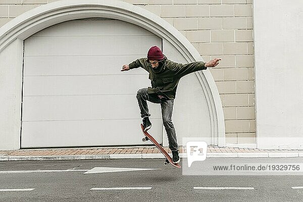 Mann im Freien mit Skateboard Stadt