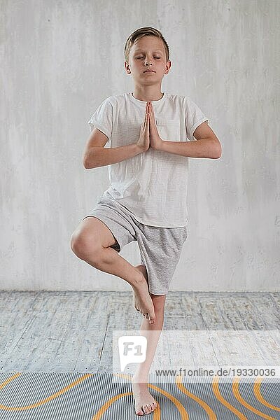 Portrait Junge stehend Yogapose ein Bein