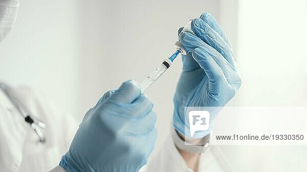 Arzt macht sich bereit Impfstoff Patient