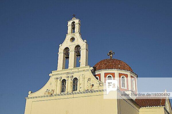 Kirche  Glockenturm  Kuppel  rotes Ziegeldach  nah  Agios Georgios Kloster  Kloster Arsani  Orthodoxes Kloster  Zentralkreta. Provinz Rethimnon  Kreta  Griechenland  Europa