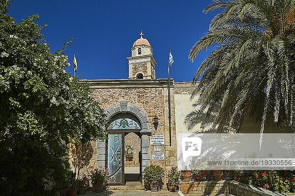Eingangstor  blaue Tür  Glockenturm  rote Kuppel  Palme  blauer wolkenloser Himmel  Toplou  Orthodoxes Kloster  Ostkreta  Provinz Lassithi  Kreta  Griechenland  Europa