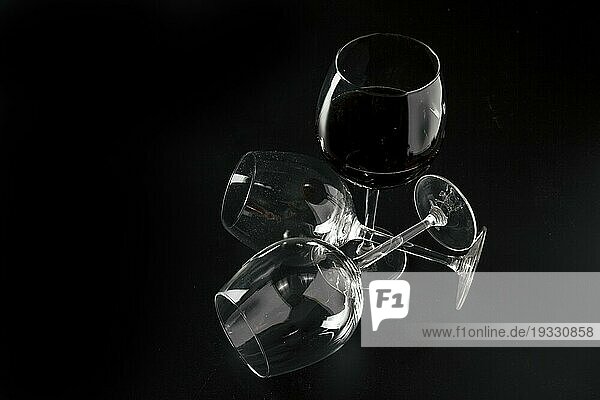 Leere Gläser in der Nähe von Wein