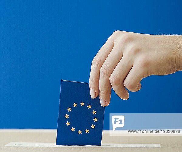 Seitenansicht Frau  die an der Europawahl teilnimmt Großaufnahme