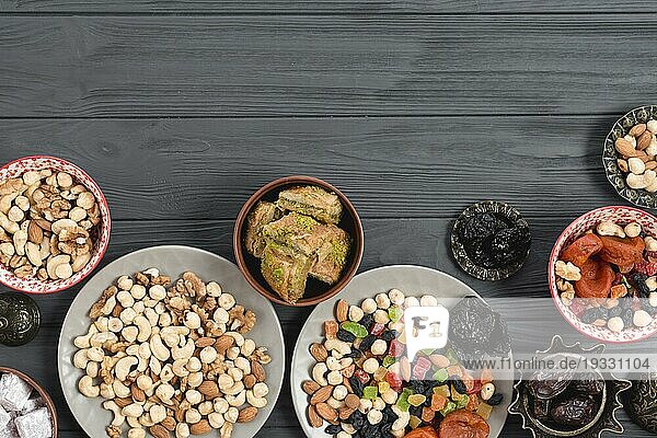 Traditionelle arabische Ramadan Baklava getrocknete Früchte Nüsse serviert Holztisch