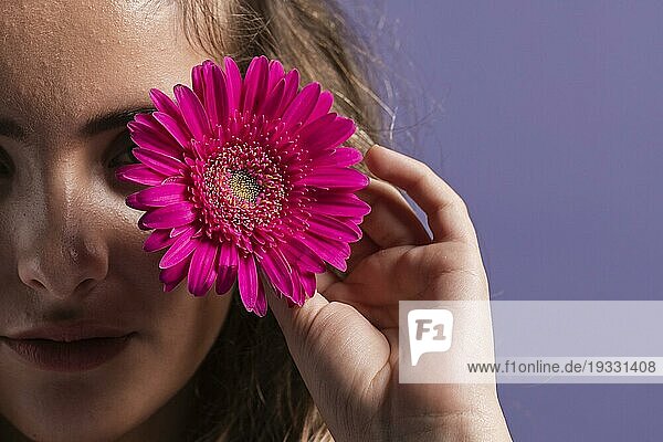 Close up Blume von Frau gehalten Kopie Raum