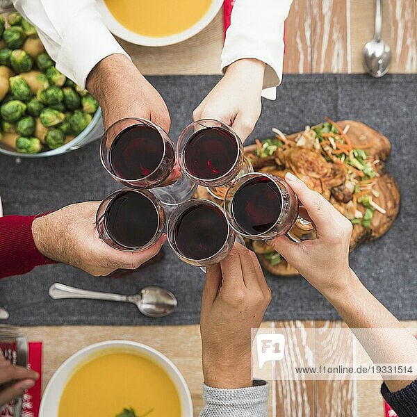 Menschen klirren Weingläser festlichen Tisch