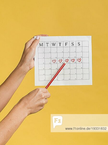 Vorderansicht Menstruationskalender mit Herzen Bleistift