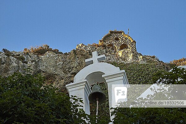 Weißer Glockenturm  steinerner Glockenturm  Faneromenis Kloster  Felsenkloster  Orthodoxes Kloster  Ostkreta  Provinz Lassithi  Kreta  Griechenland  Europa